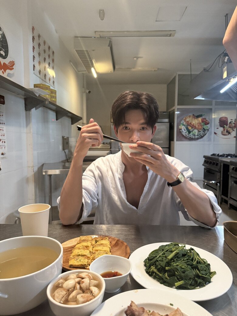 Chủ du thuyền gây tranh cãi trên VTV khoe bữa cơm cùng bạn thân Phương Oanh, khán giả thi nhau nói thiếu 1 thứ! 3 Bữa ăn được Denis Đặng chia sẻ trên mạng xã hội, nào là rau muống luộc, cà muối, trứng tráng, thịt rang cháy cạnh - toàn những món đơn giản nhưng ai nhìn cũng muốn ăn vèo mấy bát cơm.