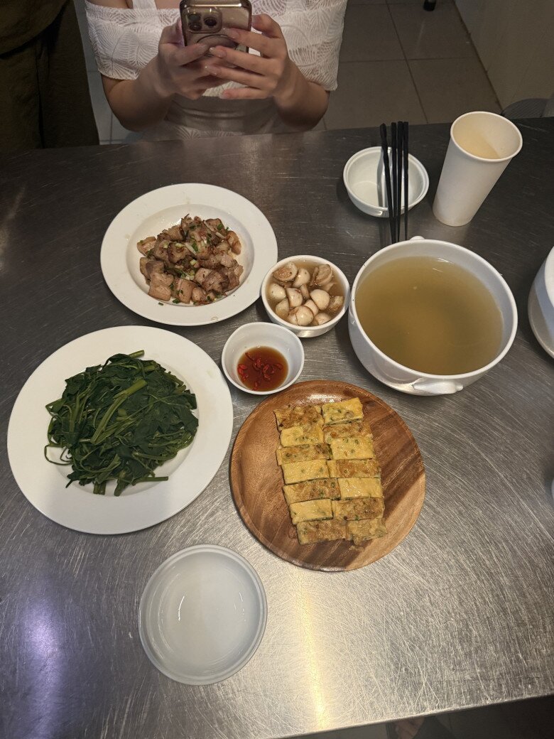 Chủ du thuyền gây tranh cãi trên VTV khoe bữa cơm cùng bạn thân Phương Oanh, khán giả thi nhau nói thiếu 1 thứ! 4 Dân mạng bình luận: “Mâm cơm nhìn đơn giản nhưng thấy hấp dẫn, ngon quá”, “Tổng tài ăn giản dị thế”, “Hóa ra trai đẹp cũng ăn giống mình”. Một số người dí dỏm nhắn nhủ: “Cơm ngon đạm bạc nhưng đừng bạc tình nhé Trường!”