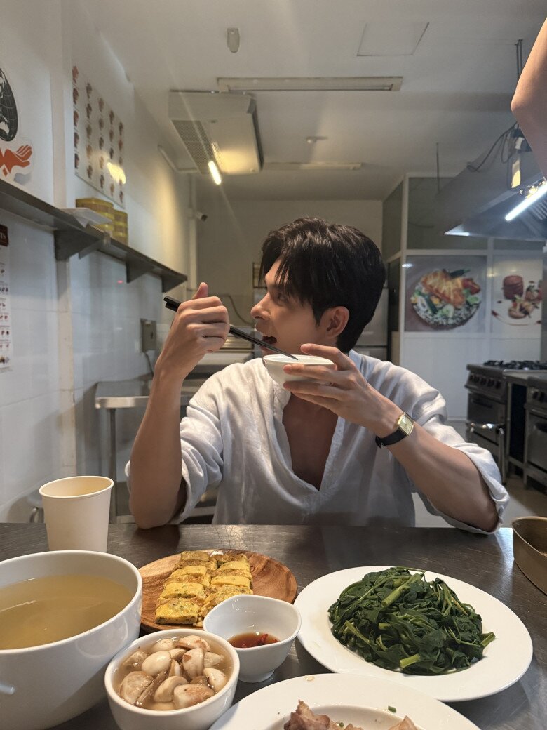 Chủ du thuyền gây tranh cãi trên VTV khoe bữa cơm cùng bạn thân Phương Oanh, khán giả thi nhau nói thiếu 1 thứ! 5 Một số người trêu mâm cơm thiếu một thứ, đó là mắm tôm. Khi một người bạn cho rằng Cà pháo phải chấm mắm tôm nhá, Denis Đặng đáp Nước mắm cũng ngon nhé.