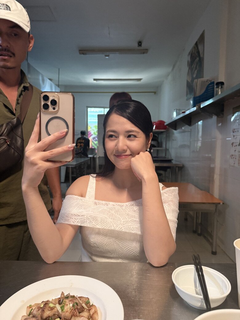 Chủ du thuyền gây tranh cãi trên VTV khoe bữa cơm cùng bạn thân Phương Oanh, khán giả thi nhau nói thiếu 1 thứ! 6 Cô gái ngồi đối diện anh không ai khác chính là Việt Hoa. Dù chỉ là một tình tiết khi diễn cùng nhau nhưng mâm cơm Việt quen thuộc với nhiều gia đình Việt được hiện lên, thay vì những món ăn sang chảnh đã khiến nhiều người thích thú.