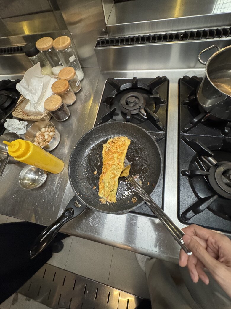 Chủ du thuyền gây tranh cãi trên VTV khoe bữa cơm cùng bạn thân Phương Oanh, khán giả thi nhau nói thiếu 1 thứ! 8 Chủ du thuyền gây tranh cãi trên VTV khoe bữa cơm cùng bạn thân Phương Oanh, khán giả thi nhau nói thiếu 1 thứ! - 8