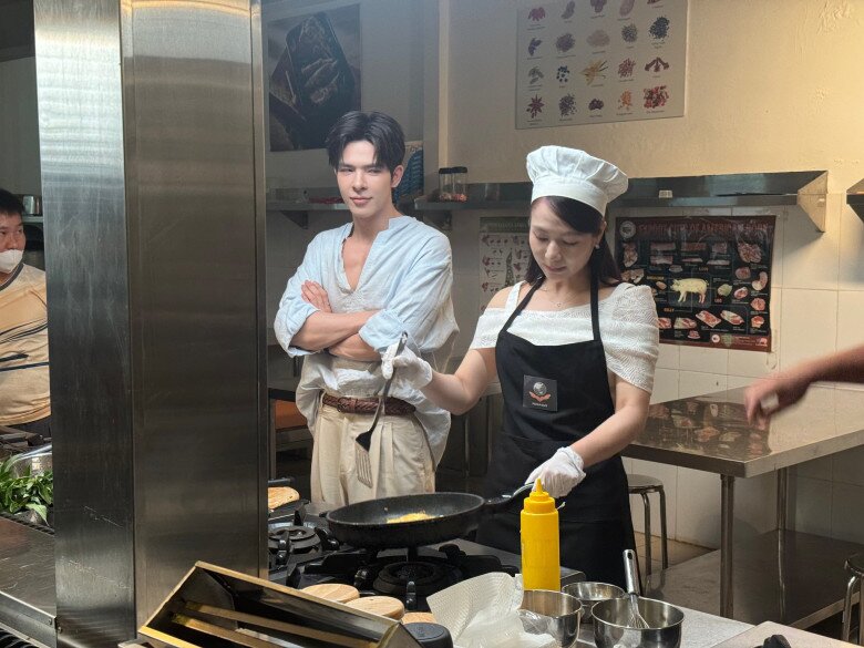 Chủ du thuyền gây tranh cãi trên VTV khoe bữa cơm cùng bạn thân Phương Oanh, khán giả thi nhau nói thiếu 1 thứ! 7 Chủ du thuyền gây tranh cãi trên VTV khoe bữa cơm cùng bạn thân Phương Oanh, khán giả thi nhau nói thiếu 1 thứ! - 7