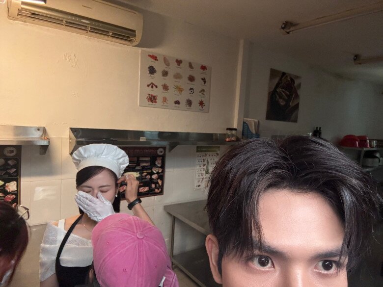 Chủ du thuyền gây tranh cãi trên VTV khoe bữa cơm cùng bạn thân Phương Oanh, khán giả thi nhau nói thiếu 1 thứ! 9 Chia sẻ cảnh hậu trường khi Việt Hoa nấu ăn, nam diễn viên hài hước: “Trộm vía hơi khét nha Ngân ơi” khiến mọi người bật cười.