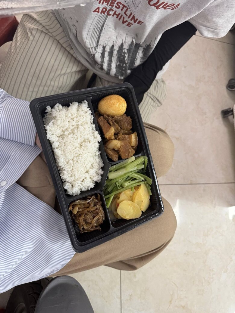 Chủ du thuyền gây tranh cãi trên VTV khoe bữa cơm cùng bạn thân Phương Oanh, khán giả thi nhau nói thiếu 1 thứ! 13 Ngoài bữa sáng trong phim, Denis Đặng còn khoe bữa cơm ngoài đời của anh khi đi làm. Một suất ăn đầy đủ nhưng cũng khá giản dị với thịt kho trứng, cá khô và rau củ. Fan bình luận: Thì ra tổng tài cũng ăn cá khô như mình, Tổng tài ăn cơm bụi, Cơm đoàn ngon quá...