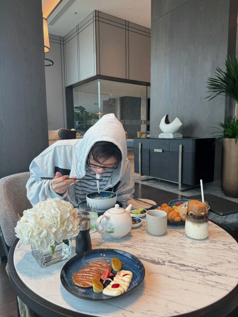 Chủ du thuyền gây tranh cãi trên VTV khoe bữa cơm cùng bạn thân Phương Oanh, khán giả thi nhau nói thiếu 1 thứ! 15 Thi thoảng, nam diễn viên kiêm giám đốc sáng tạo khoe bữa ăn sáng kiểu châu Âu hiện đại. Bàn tiệc với bánh croissant, trứng bác với măng tây và cà chua bi, bánh pancake ăn kèm trái cây và kem tươi, trà nóng, nước ép xanh nhưng còn có món phở Việt đặc biệt.