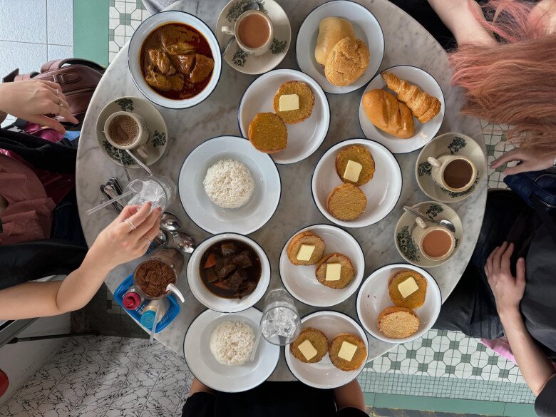 Chủ du thuyền gây tranh cãi trên VTV khoe bữa cơm cùng bạn thân Phương Oanh, khán giả thi nhau nói thiếu 1 thứ! 17 Một buổi tụ tập của anh chàng cùng những người bạn với bàn ăn đầy ắp món ngon: Cơm trắng ăn kèm cà ri gà và bò kho, bánh mì nướng bơ vàng, bánh mì ngọt, croissant và đồ uống.