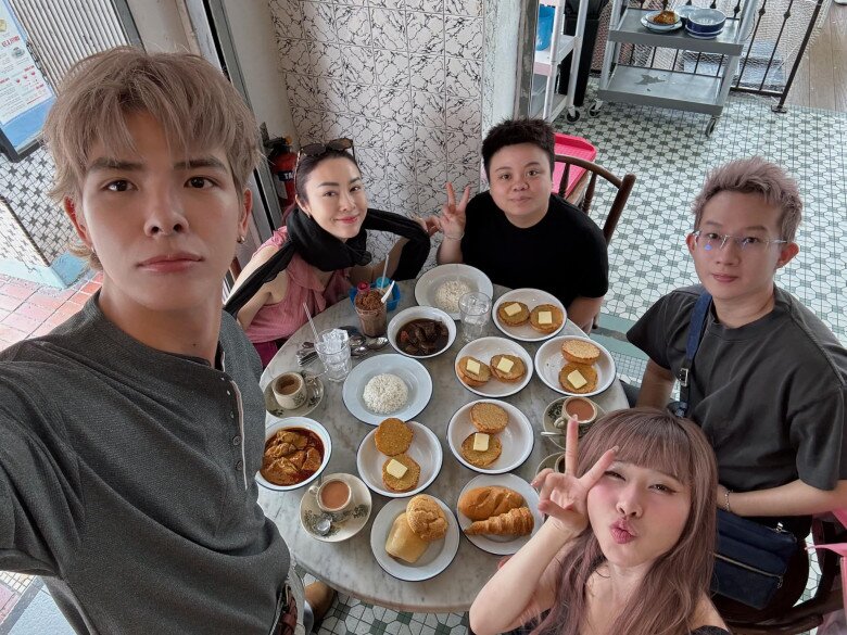 Chủ du thuyền gây tranh cãi trên VTV khoe bữa cơm cùng bạn thân Phương Oanh, khán giả thi nhau nói thiếu 1 thứ! 16 Chủ du thuyền gây tranh cãi trên VTV khoe bữa cơm cùng bạn thân Phương Oanh, khán giả thi nhau nói thiếu 1 thứ! - 15