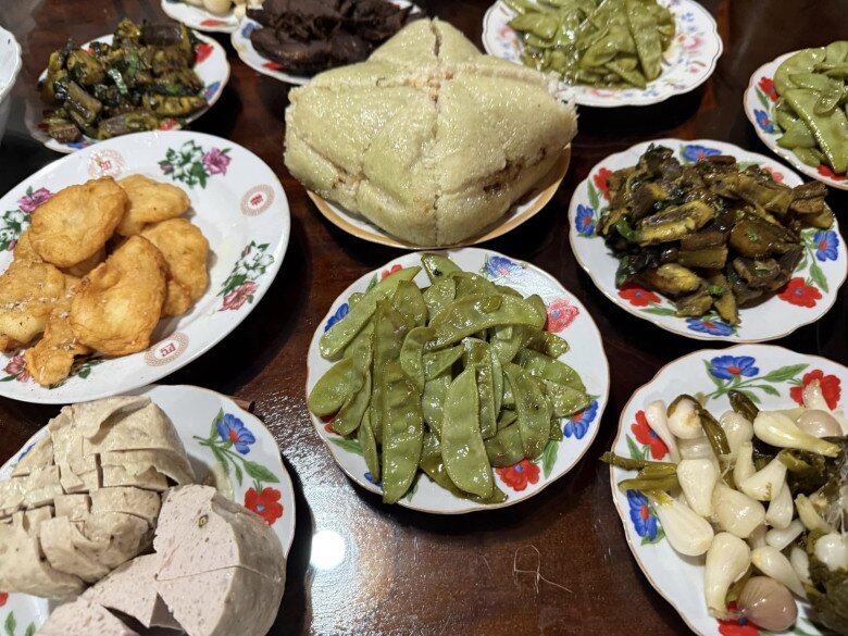 Chủ du thuyền gây tranh cãi trên VTV khoe bữa cơm cùng bạn thân Phương Oanh, khán giả thi nhau nói thiếu 1 thứ! 18 Mâm cơm quê đậm đà tình thân do Denis Đặng chia sẻ khiến ai nhìn cũng phải xuýt xoa. Giản dị nhưng đầy đủ sắc – hương – vị, bữa cơm gồm những món ăn dân dã mang hương vị truyền thống: Bánh chưng xanh, chả lụa cắt miếng, dưa hành, đĩa đậu rán vàng, cà tím, đậu non xào xanh mướt. Điều đó cho thấy nam diễn viên cũng rất yêu thích ẩm thực quê hương.