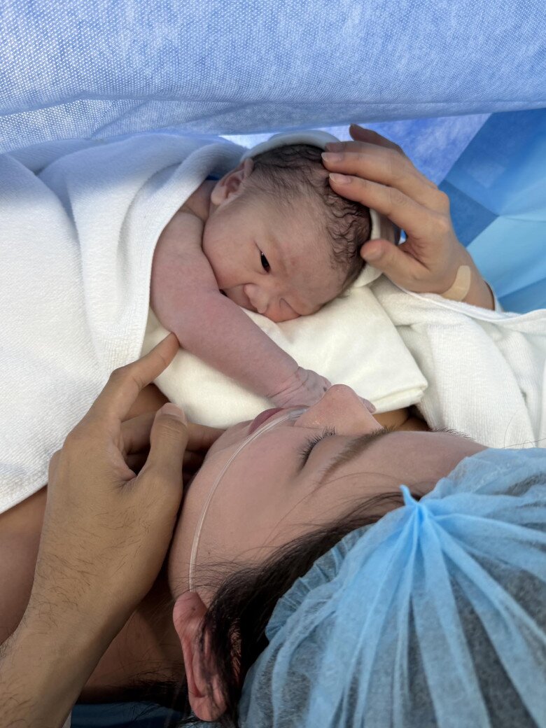 Khoảnh khắc Vũ Ngọc Anh da kề da với bé Mario.