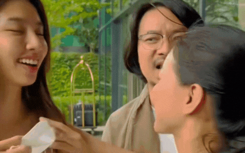 Lộ clip Hoa hậu Thuỳ Tiên xuất hiện, được bà Phạm Kim Dung ôm khóc?- Ảnh 1.