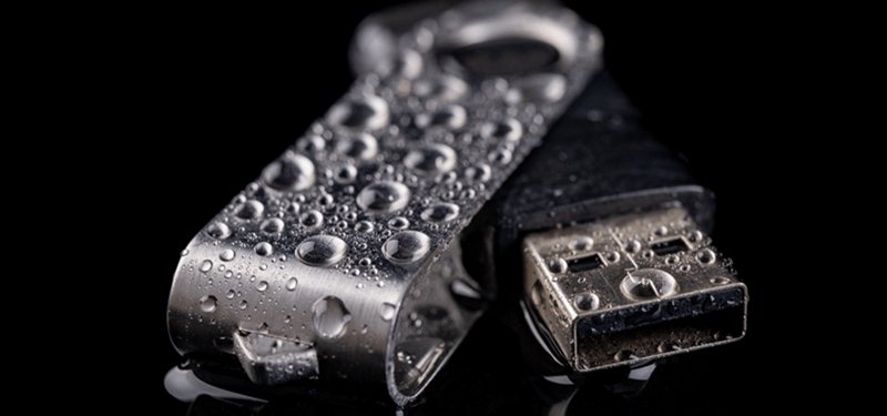 Những thứ tuyệt đối không cắm vào cổng USB trên laptop 2 Những thứ tuyệt đối không cắm vào cổng USB trên laptop - Ảnh 2.