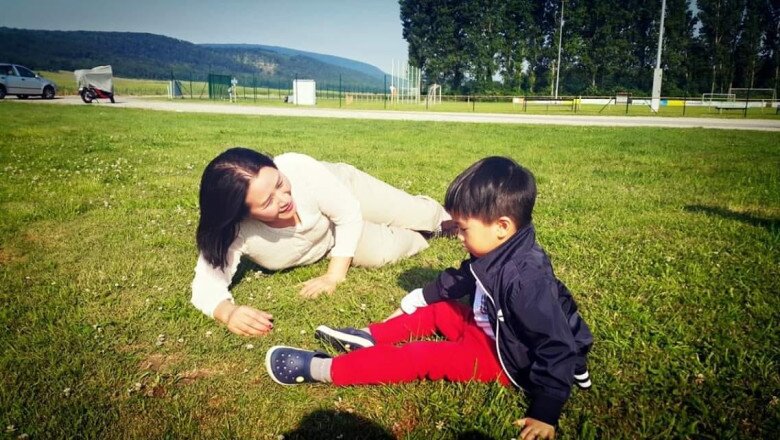 PGS.TS Nguyễn Thị Thuận chơi đùa cùng cháu.