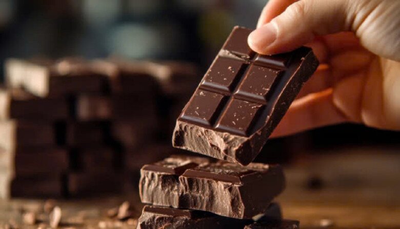 Marian Rivera “nghiện” chocolate đen vì món ăn này chứa nhiều chất chống oxy hóa, giúp bảo vệ da khỏi tia UV và làm chậm quá trình lão hóa. Ăn mỗi ngày giúp cô duy trì làn da hồng hào, căng mướt, giảm stress và giữ thân hình cân đối dù đã ngoài 40. (Ảnh minh hoạ)