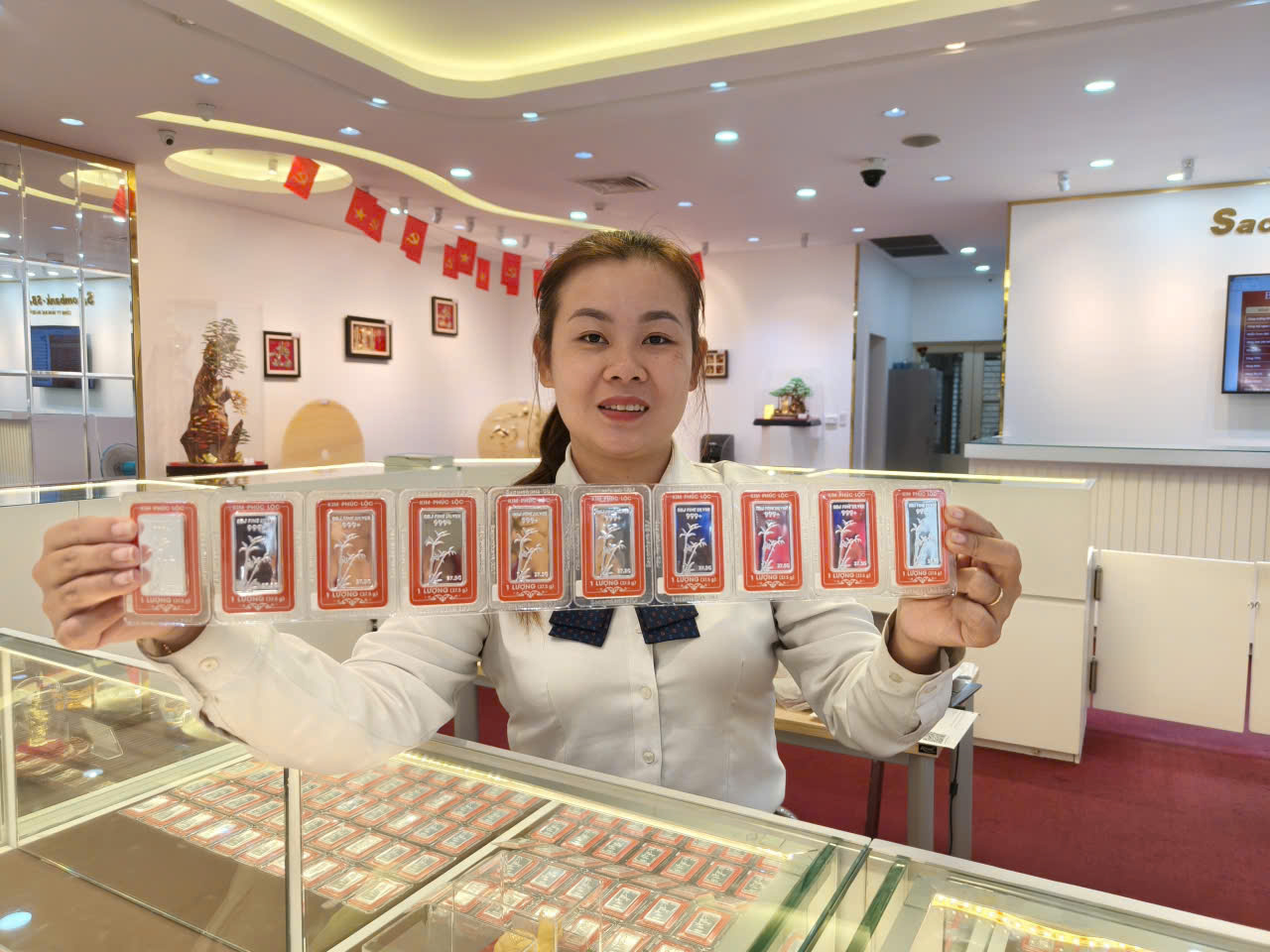 Giá vàng hồi phục, giá bạc lần đầu vượt ngưỡng 2 triệu đồng/lượng 2 Giá vàng hồi phục, giá bạc lần đầu vượt ngưỡng 2 triệu đồng/lượng - Ảnh 2.