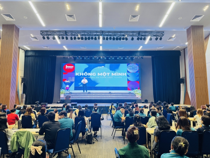 Học sinh, phụ huynh và giáo viên xem trực tuyến chia sẻ của chuyên gia, sáng 11/10. Ảnh: Wellspring