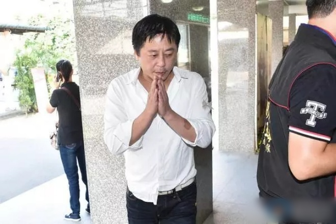 Phóng viên Chu Bì tiết lộ Vương Kiệt thực tế là một kẻ nghiện rượu.