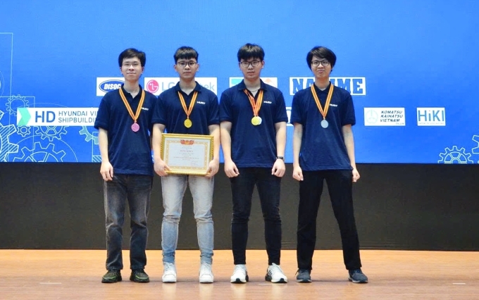 Việt (thứ hai từ phải sang) và Nam (cầm bằng khen) nhận huy chương vàng Olympic Cơ học toàn quốc năm 2024. Ảnh: Nhân vật cung cấp