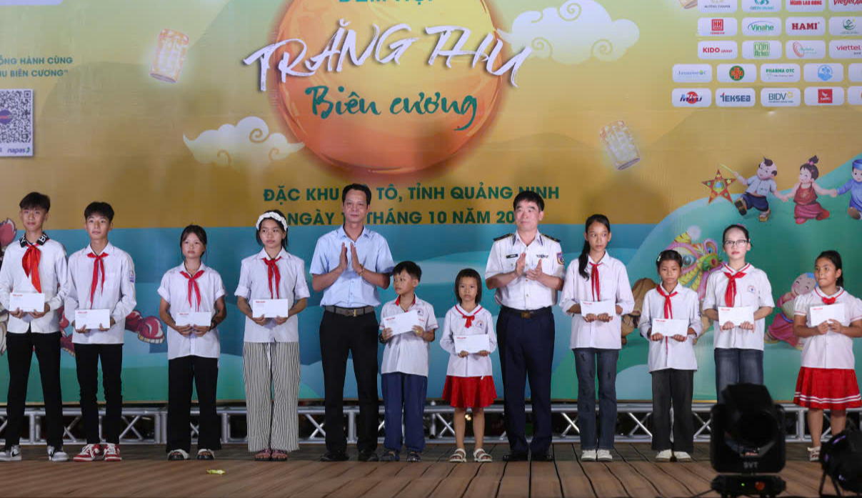 Báo Người Lao động hỗ trợ học sinh nghèo tại Cô Tô với 500 lá cờ Tổ quốc - Ảnh 3.