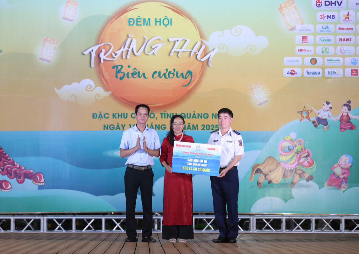 Báo Người Lao động hỗ trợ học sinh nghèo tại Cô Tô với 500 lá cờ Tổ quốc - Ảnh 2.