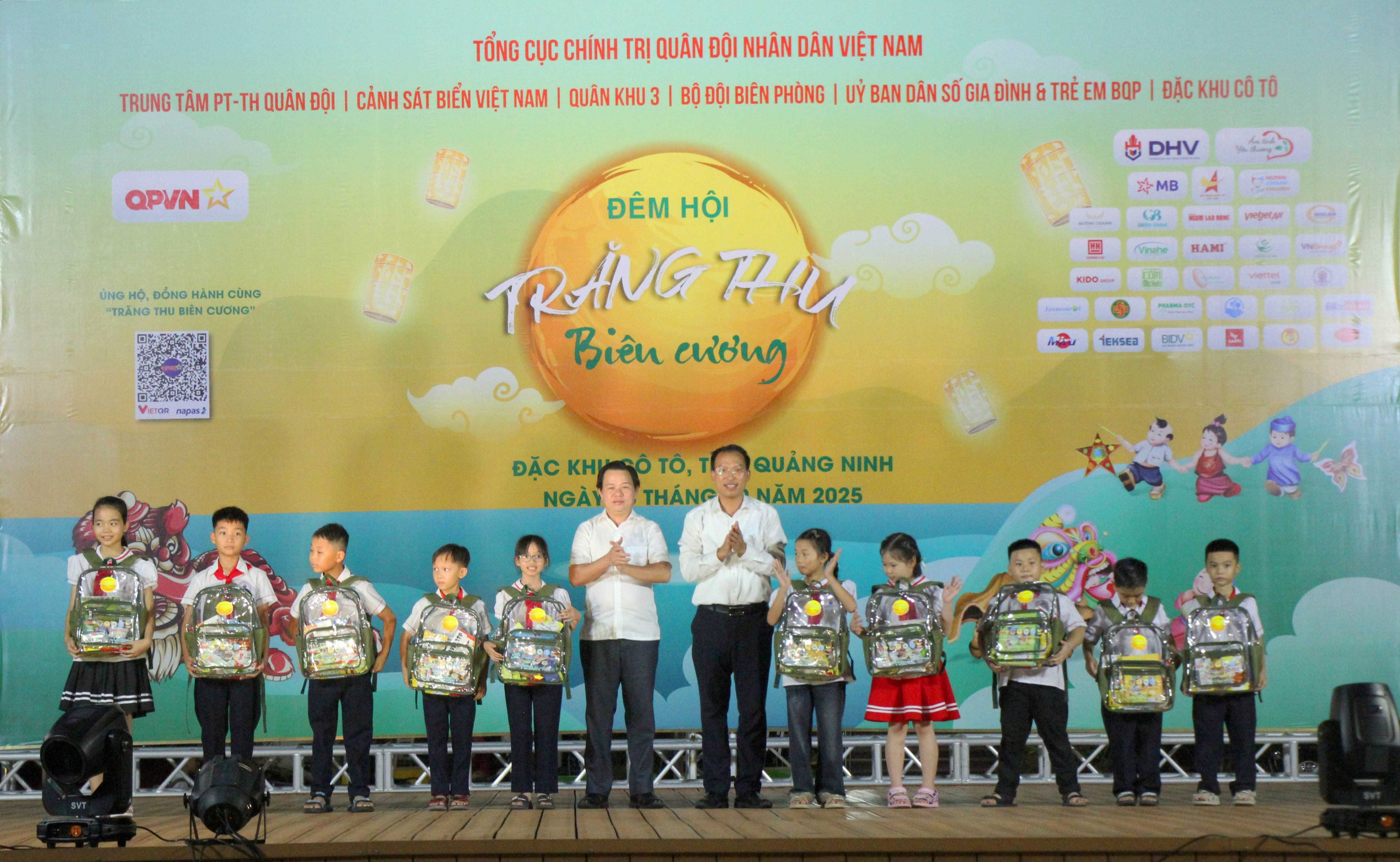 Báo Người Lao động hỗ trợ học sinh nghèo tại Cô Tô với 500 lá cờ Tổ quốc - Ảnh 4.