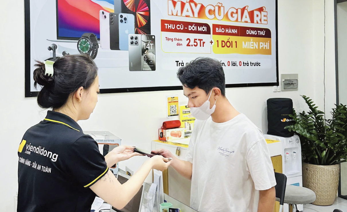 iPhone 17 mở bán, nhiều mẫu máy iPhone cũ đồng loạt giảm giá 2 iPhone 17 mở bán, nhiều mẫu máy iPhone cũ đồng loạt giảm giá bán - Ảnh 2.