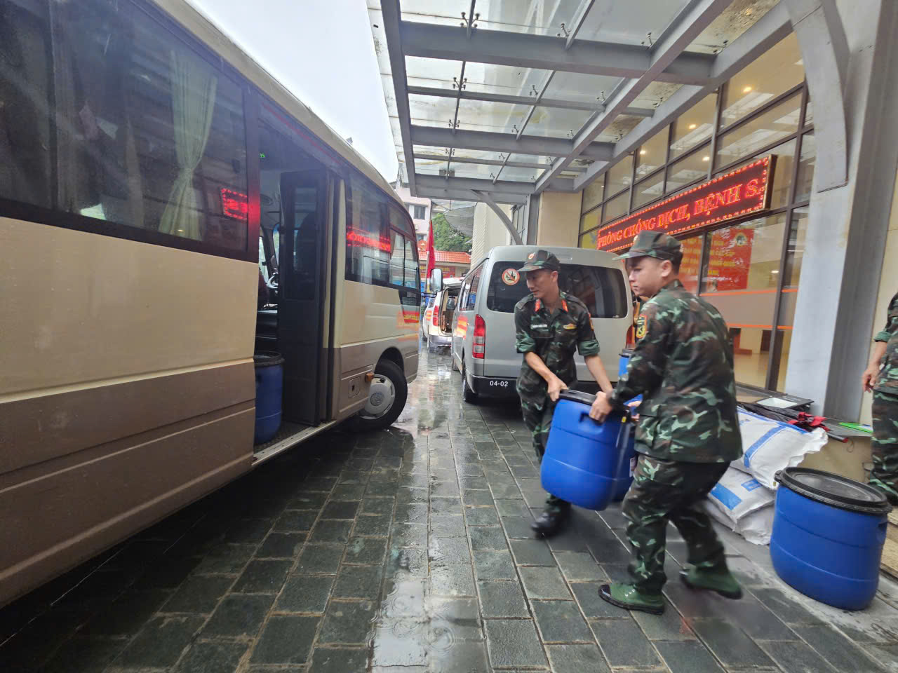 Tổng cục Hậu cần - Kỹ thuật xuất quân hỗ trợ người dân vùng lũ - Ảnh 4.