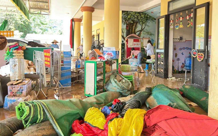 Tổng cục Hậu cần - Kỹ thuật xuất quân hỗ trợ người dân vùng lũ phòng, chống dịch bệnh  - Ảnh 6.