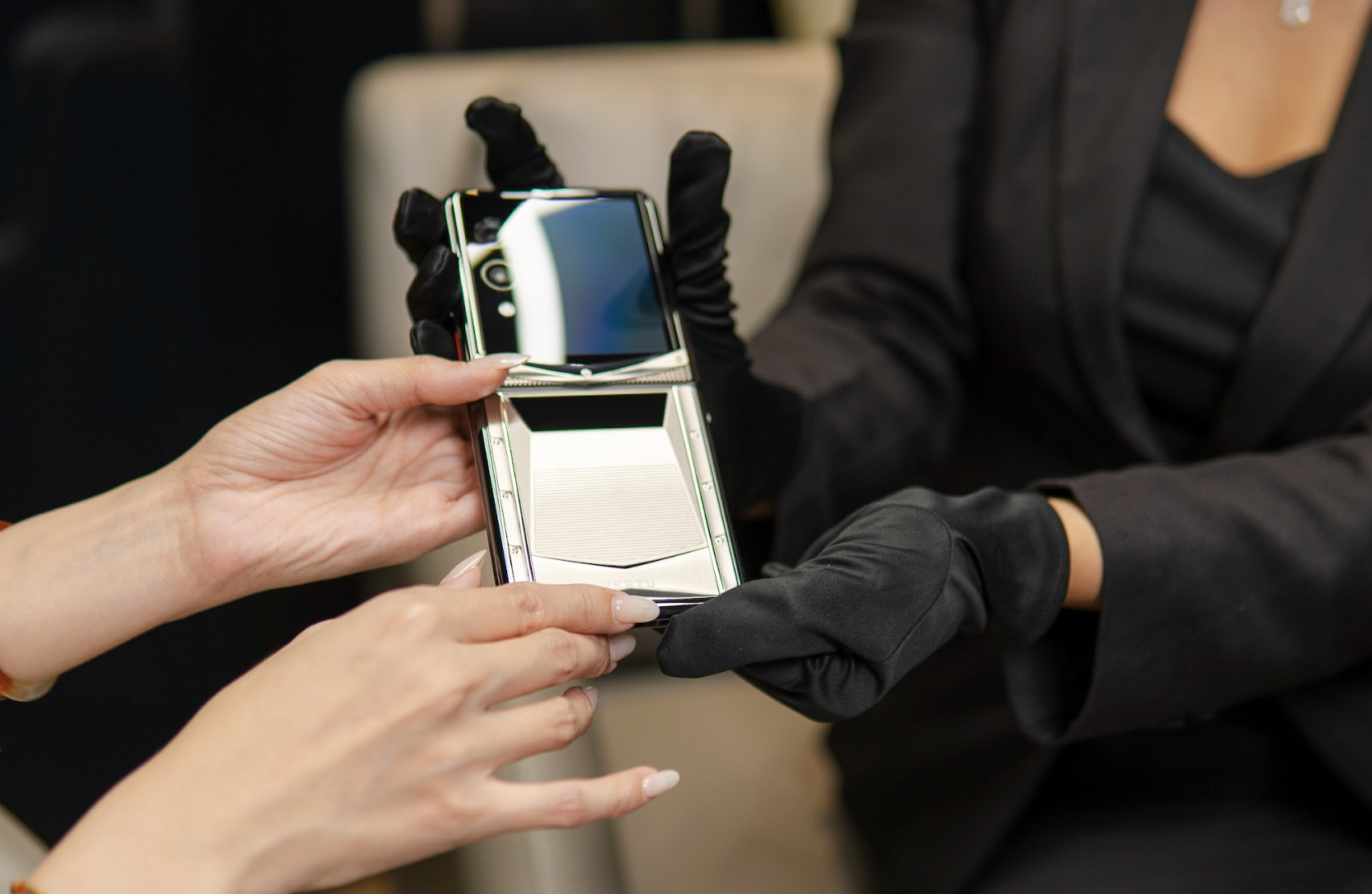 Bên trong quy trình đặt riêng Vertu, vì sao mỗi chiếc máy là một tác phẩm độc bản? - Ảnh 2.