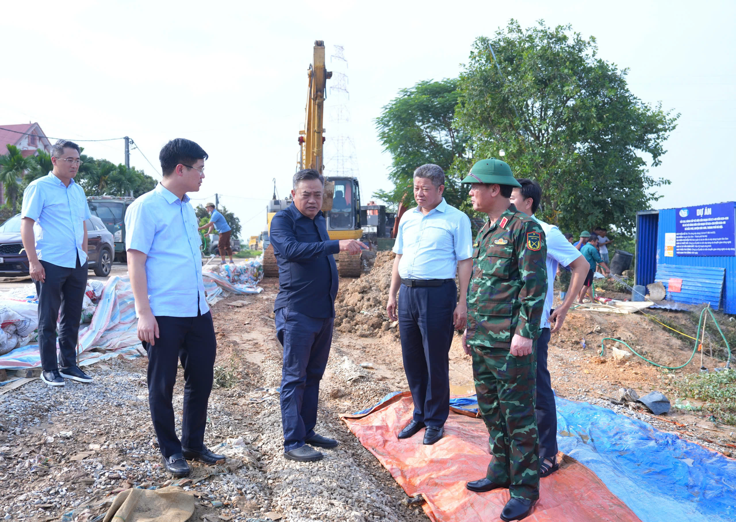 Trần Sỹ thanh kiểm tra vùng ngập lụt , chỉ đạo khắc phục khẩn cấp tại Hà Nội 2 Chủ tịch UBND TP Hà Nội Trần Sỹ Thanh đi kiểm tra vùng ngập do lũ - Ảnh 2.