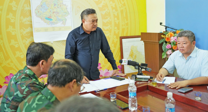 Ông Trần Sỹ Thanh nghe báo cáo và chỉ đạo các lực lượng. Ảnh: Võ Hải