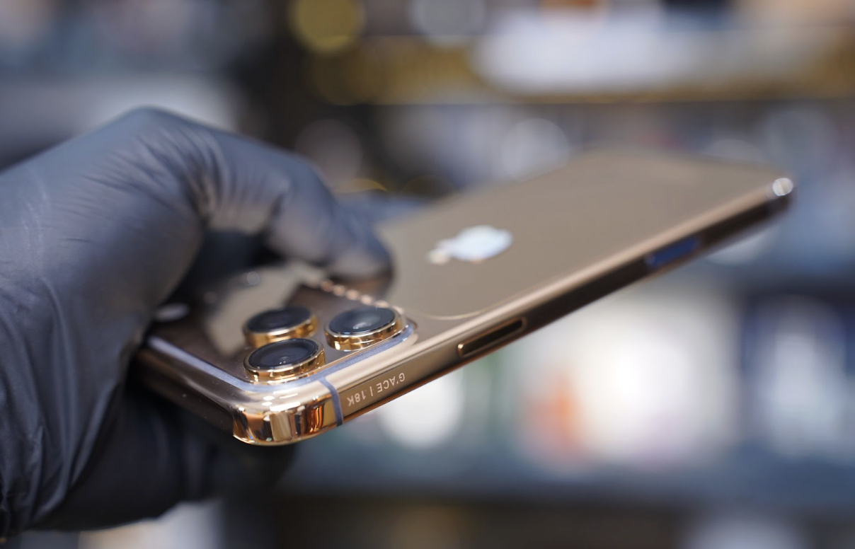 Cận cảnh iPhone 17 Pro Max mạ vàng đầu tiên thế giới của nhà chế tác Việt  - Ảnh 3.