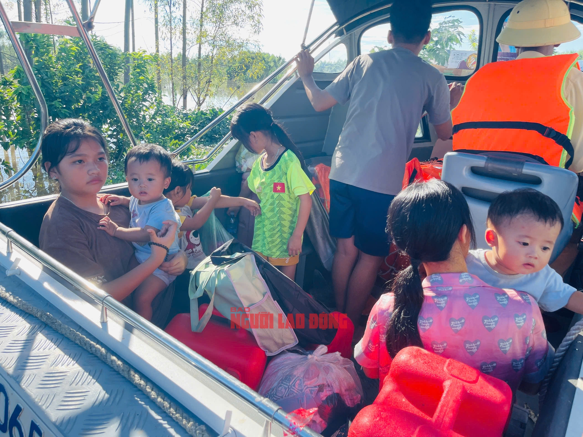 Phó trưởng Công an xã Bố Hạ dũng cảm lặn cứu hai mẹ con Giữa dòng lũ - Ảnh 3.