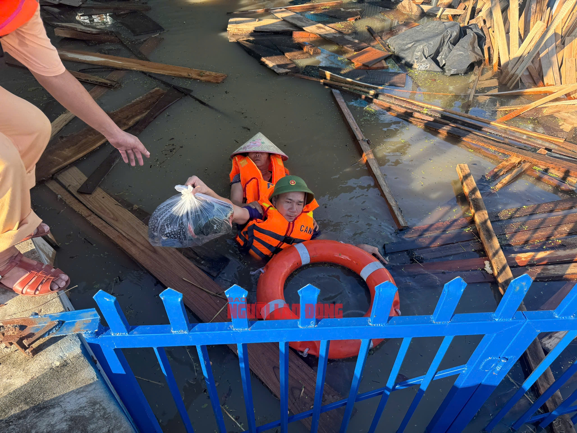 Phó trưởng Công an xã Bố Hạ dũng cảm lặn cứu hai mẹ con Giữa dòng lũ - Ảnh 2.