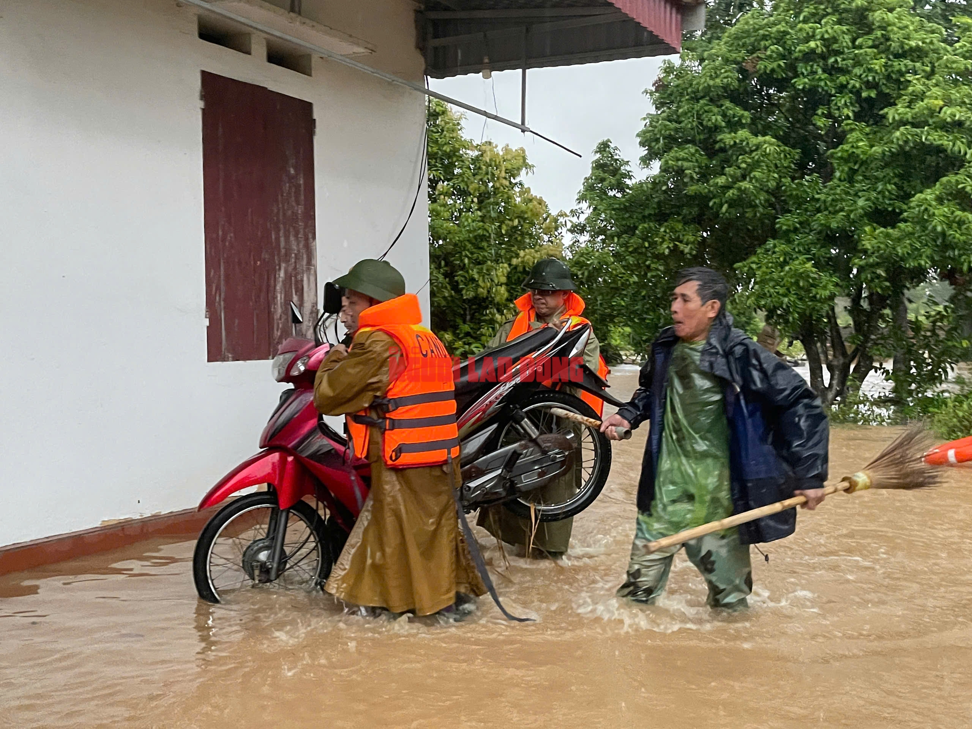 Phó trưởng Công an xã Bố Hạ dũng cảm lặn cứu hai mẹ con Giữa dòng lũ - Ảnh 5.