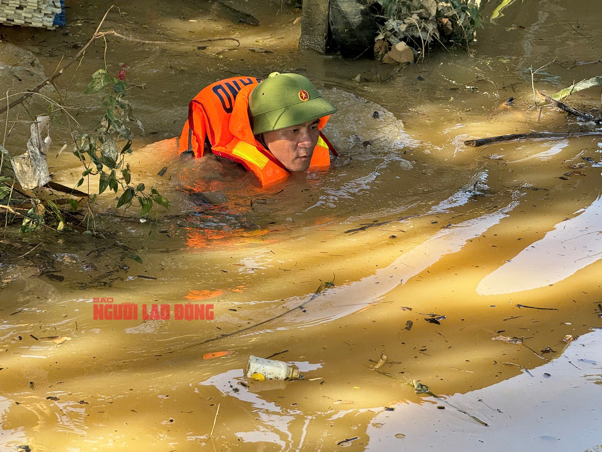 Phó trưởng Công an xã Bố Hạ dũng cảm lặn cứu hai mẹ con Giữa dòng lũ - Ảnh 7.