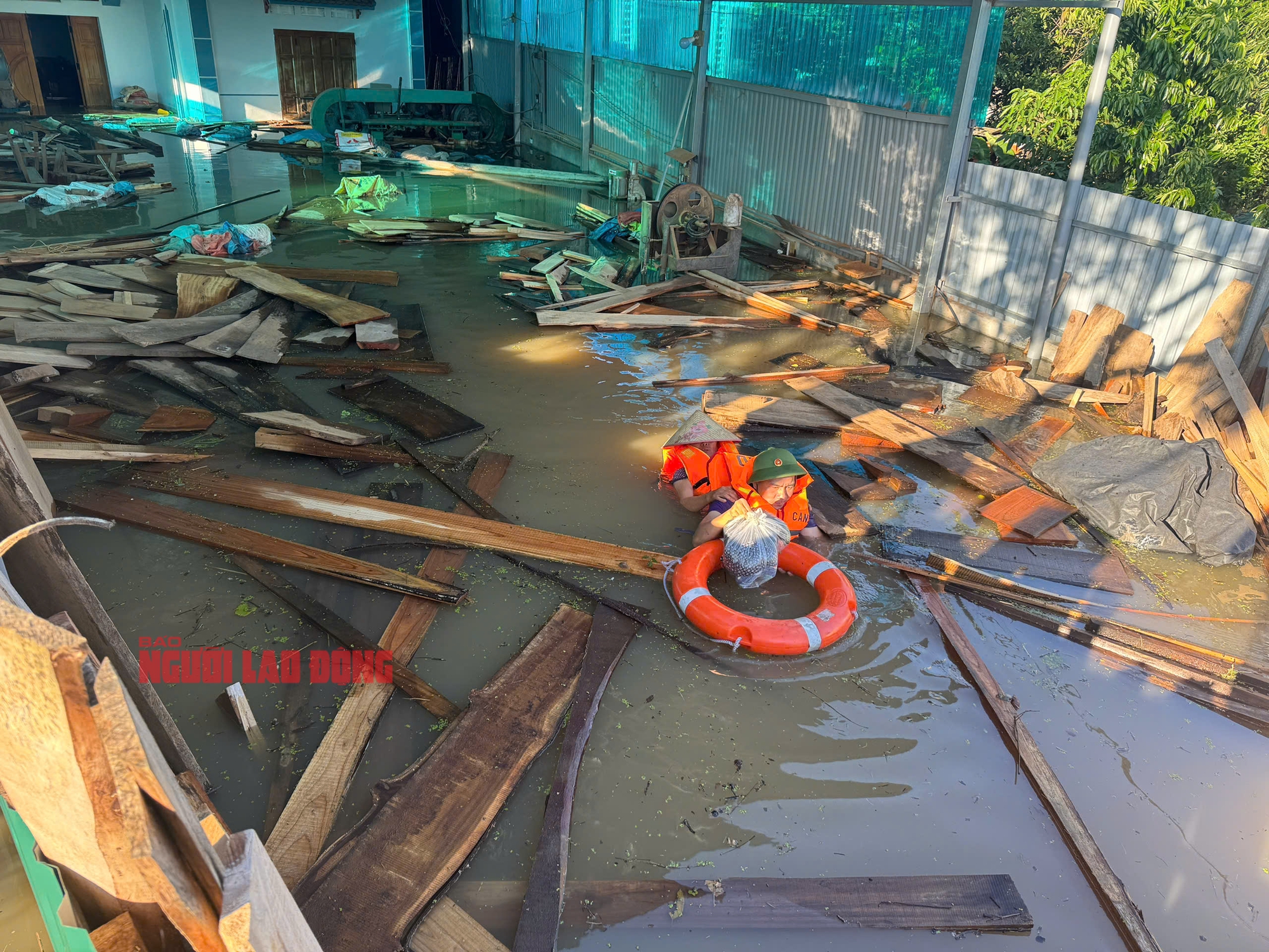 Phó trưởng Công an xã Bố Hạ dũng cảm lặn cứu hai mẹ con Giữa dòng lũ - Ảnh 9.