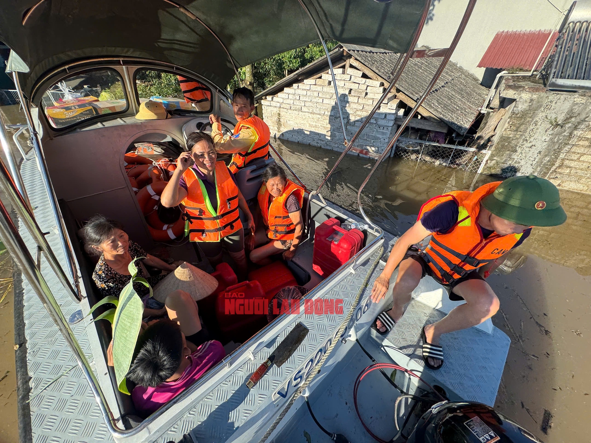 Phó trưởng Công an xã Bố Hạ dũng cảm lặn cứu hai mẹ con Giữa dòng lũ - Ảnh 8.