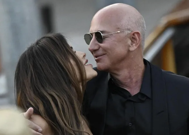 Jeff Bezos và Lauren Sánchez bị chỉ trích vì quá phô trương. Ảnh: Shutterstock.