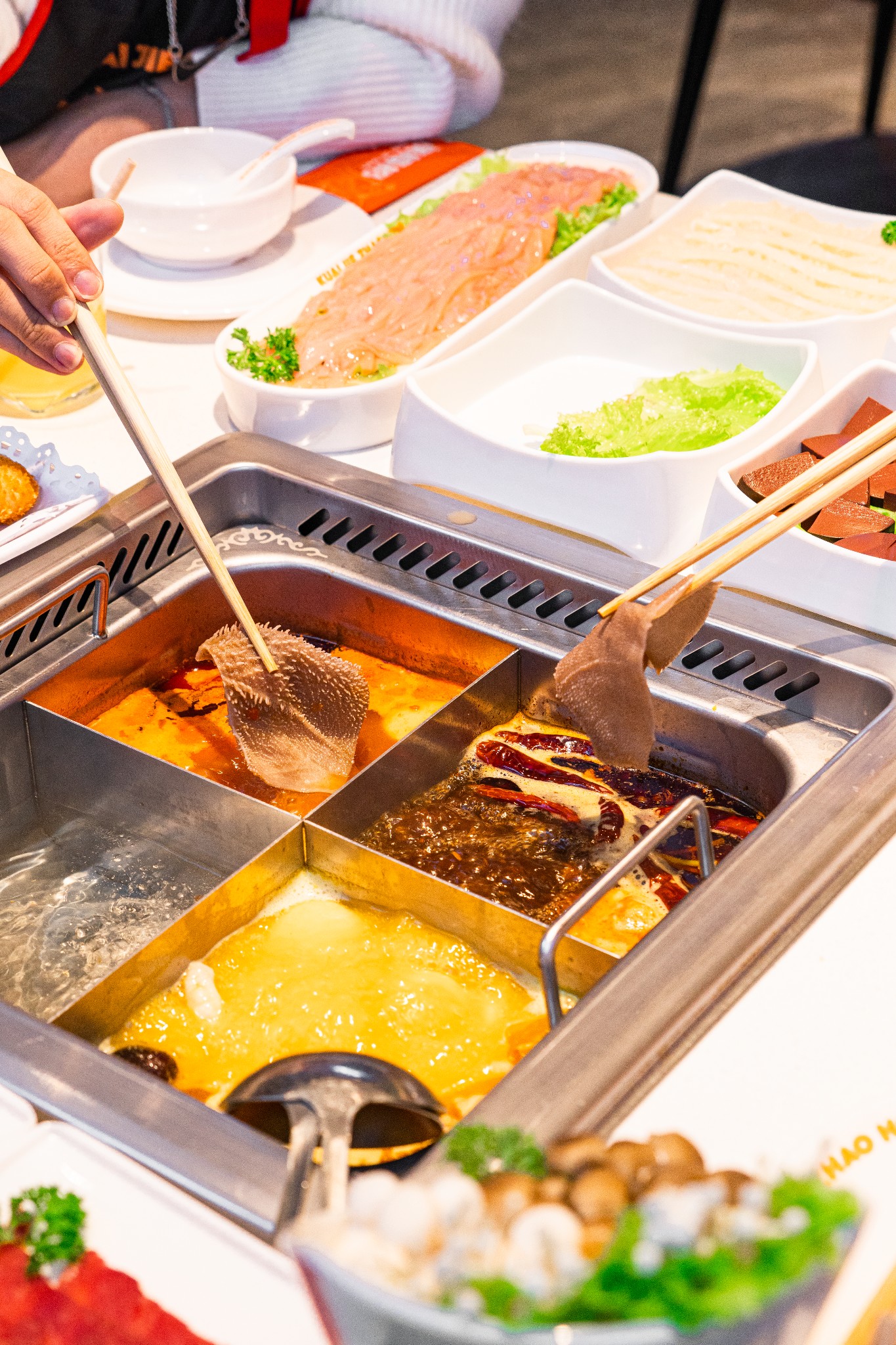 Nhà hàng lẩu Kuai Jie Zhao - điểm hẹn ẩm thực Trùng Khánh ngay giữa lòng Sài Gòn- Ảnh 2.