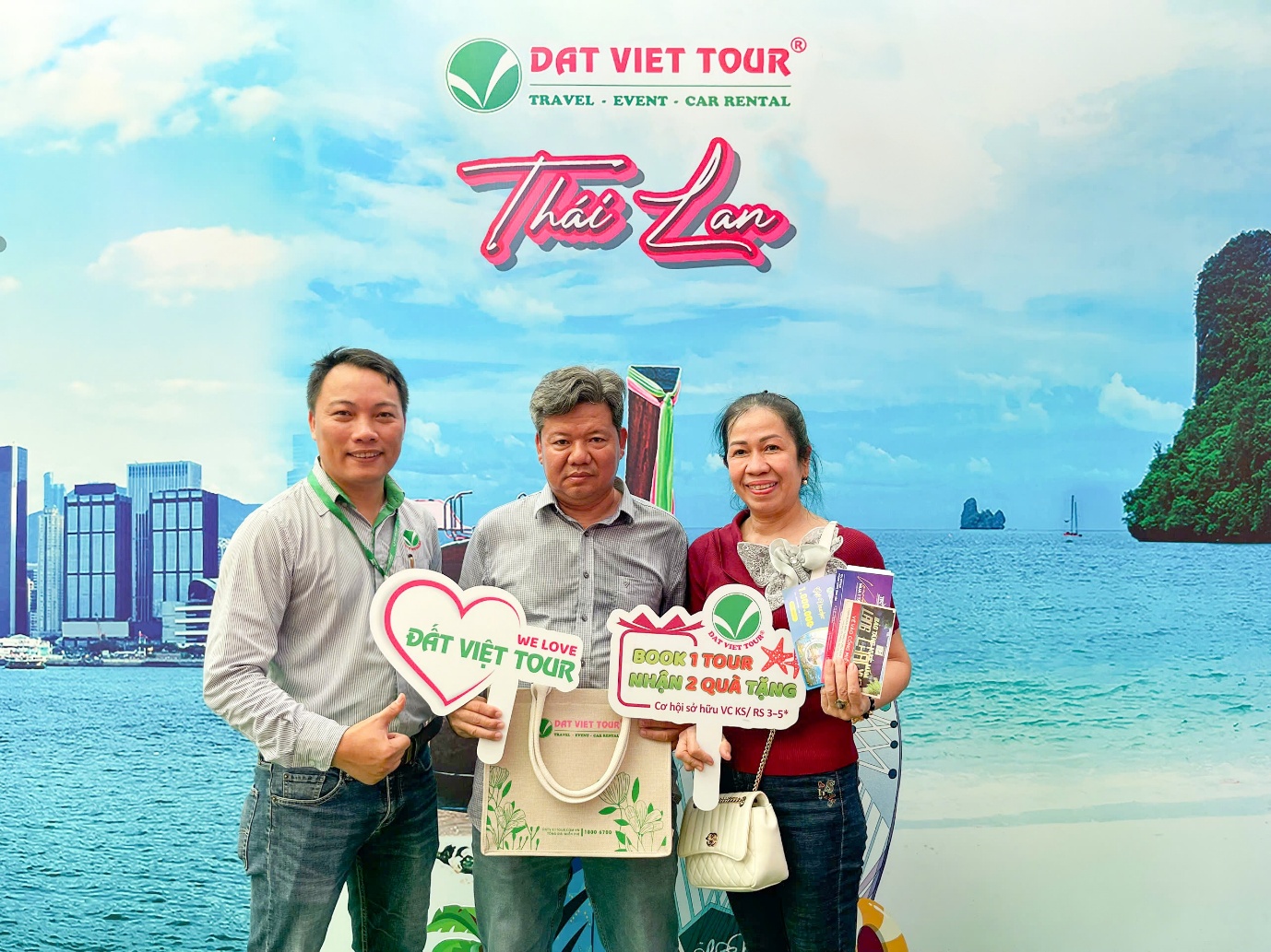 Khách hàng nô nức check-in, đặt tour, nhận quà tại gian hàng Đất Việt Tour- Ảnh 2.