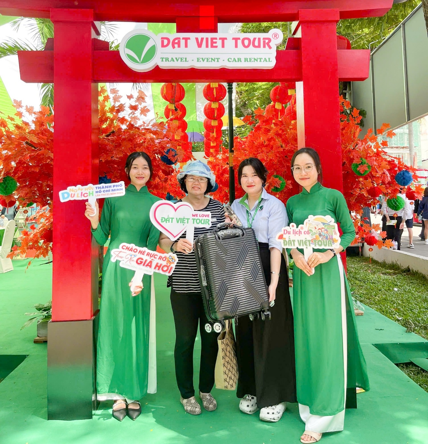 Khách hàng nô nức check-in, đặt tour, nhận quà tại gian hàng Đất Việt Tour- Ảnh 3.