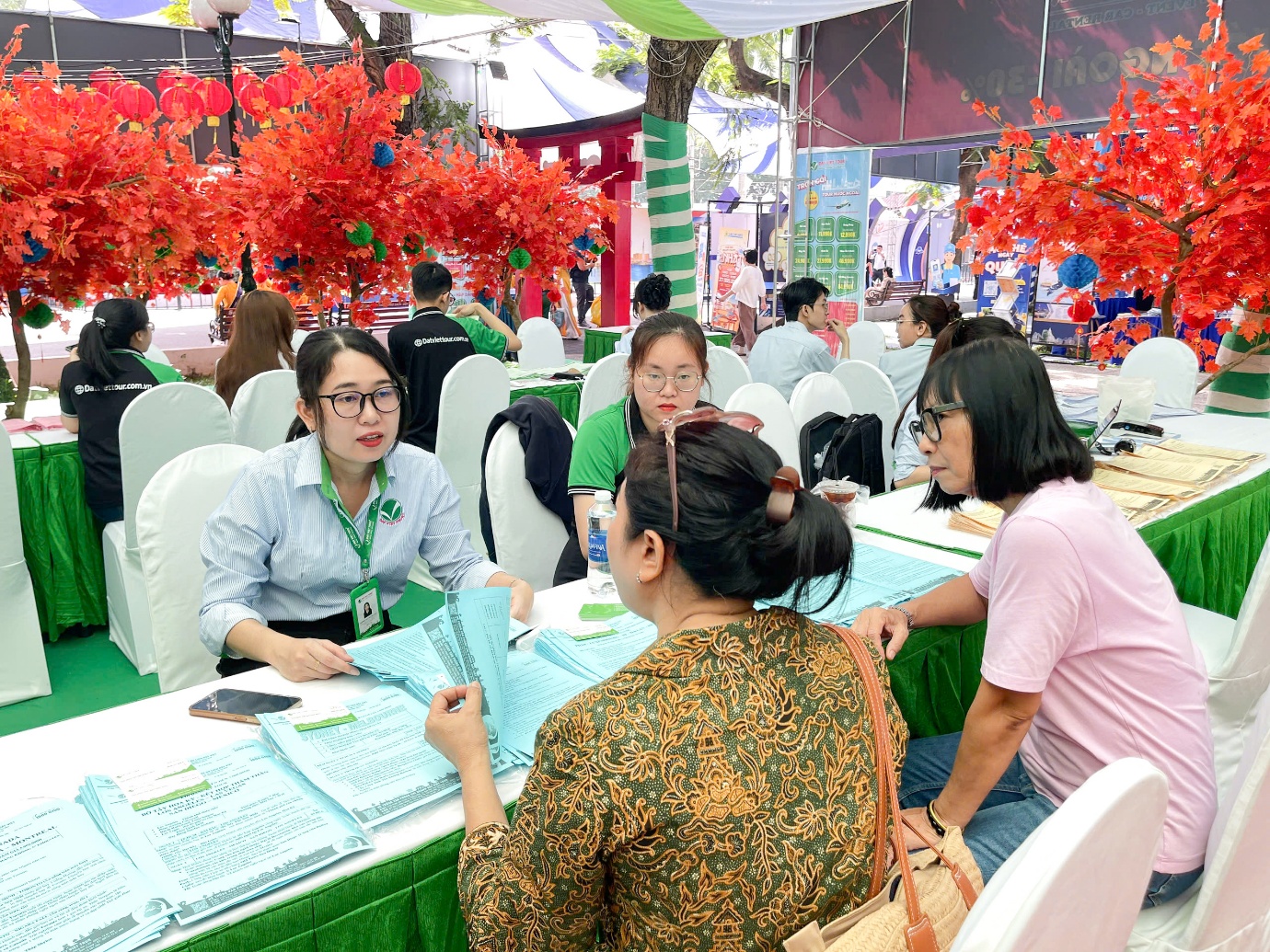 Khách hàng nô nức check-in, đặt tour, nhận quà tại gian hàng Đất Việt Tour- Ảnh 4.