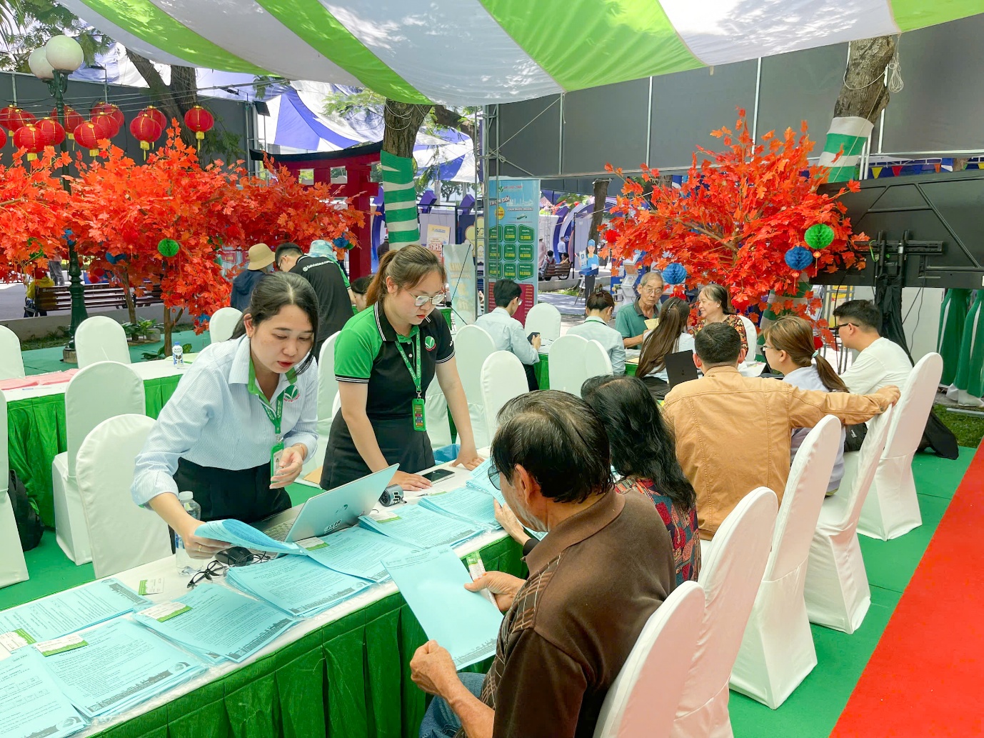 Khách hàng nô nức check-in, đặt tour, nhận quà tại gian hàng Đất Việt Tour- Ảnh 6.