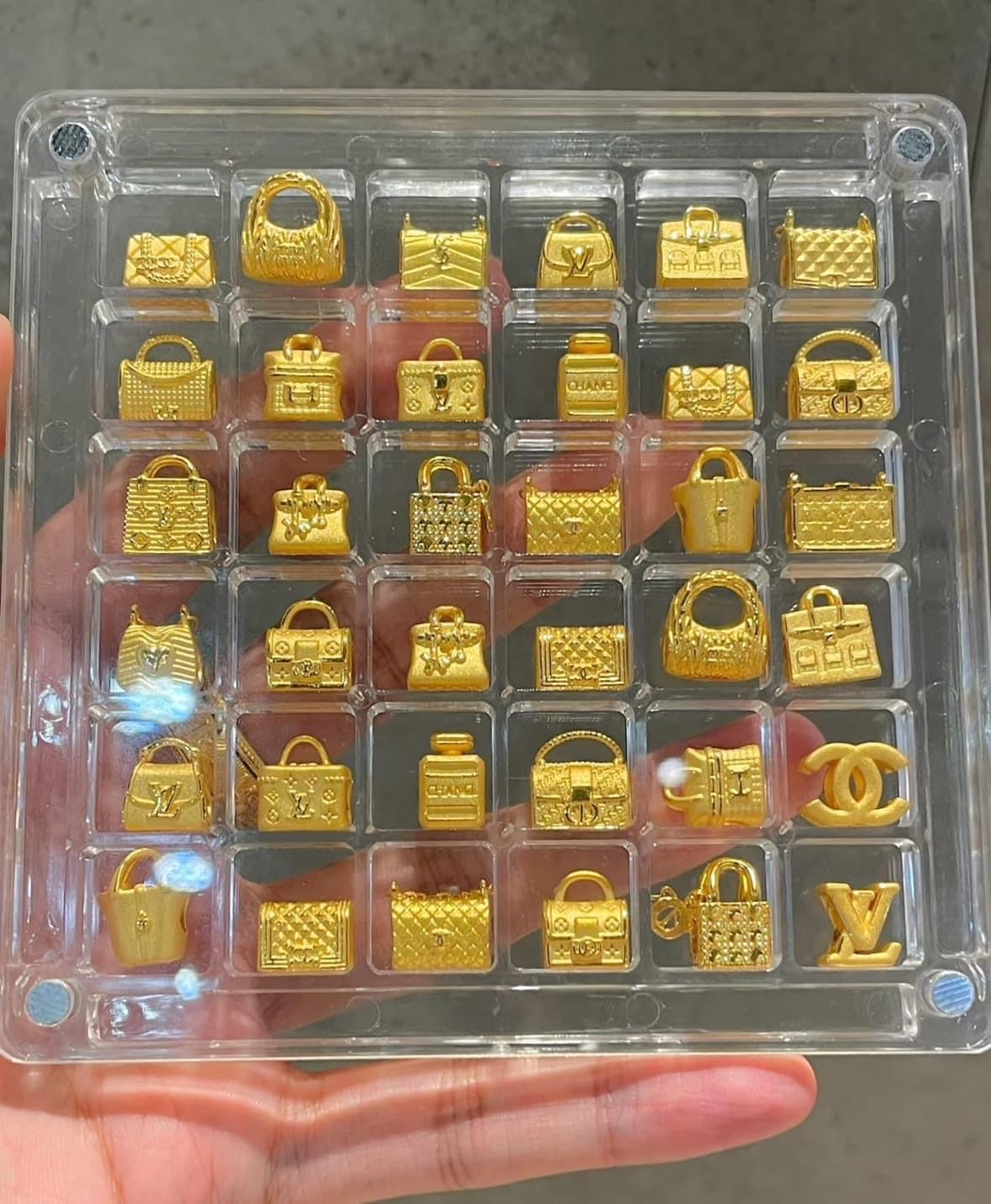 Charm vàng đốn tim giới trẻ - Vừa mang ý nghĩa may mắn, vừa giúp tích trữ- Ảnh 3.