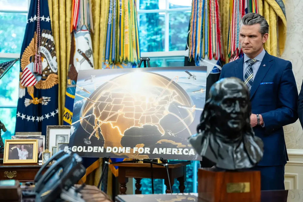 Bộ trưởng Quốc phòng Mỹ Pete Hegseth trong sự kiện công bố chương trình phòng thủ tên lửa “Golden Dome” tại Phòng Bầu dục (Mỹ) hồi tháng 5-2025. Ảnh: The New York Times không người lái, UAV, Lầu Năm Góc, Mỹ 2.png