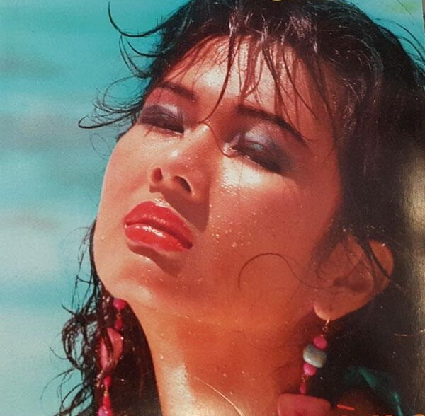 Từ một ca sĩ tài sắc, cô hóa điên lang thang trên phố.