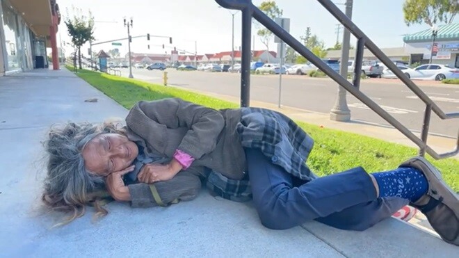 Hình ảnh Kim Ngân đầu tóc rối bù, da bọc xương, ngủ luôn ngoài đường do Youtube Bé Võ chia sẻ.