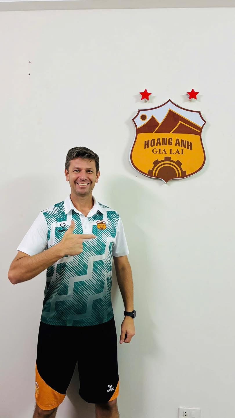 HAGL chiêu mộ 2 tân binh ‘cực lạ’, cương quyết… giã từ cuộc chiến trụ hạng - Ảnh 4.