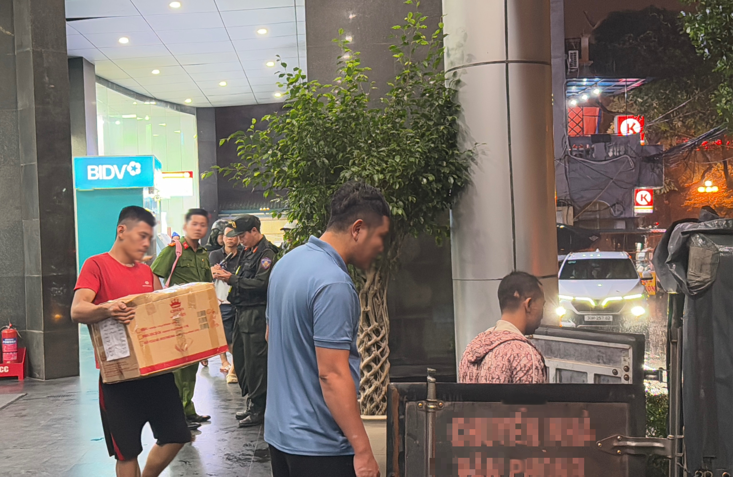 Công an đưa hàng chục thùng carton đi khỏi toà nhà có trụ sở công ty của Shark Bình - Ảnh 3.