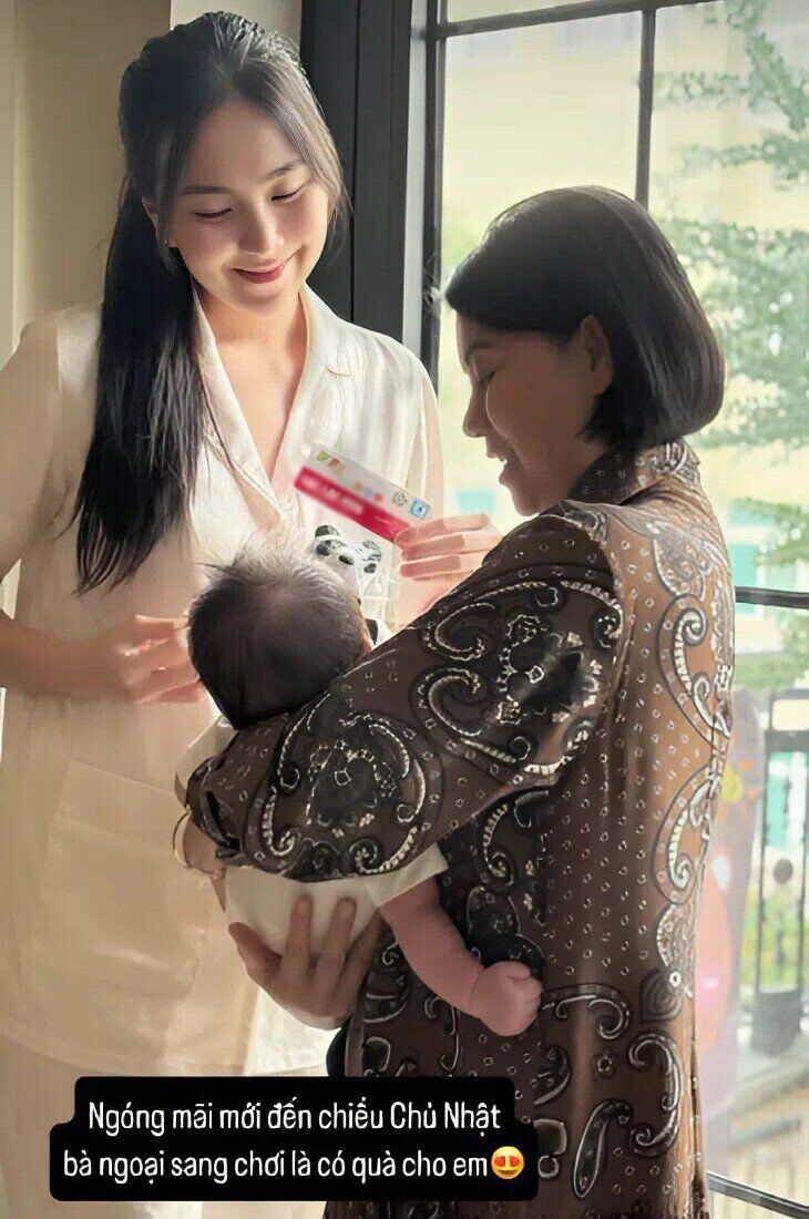 Mẹ ruột của Mai Ngọc hạnh phúc khi lên chức bà ngoại.